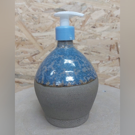 בקבוז לסבון נוזלי בעבודת אובניים