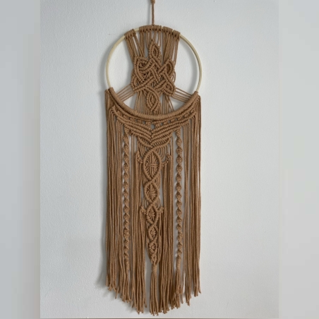 יצירת מקרמה לקיר בעבודת יד בצבע מוקה