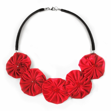 שרשרת בד שחור אדום פרחונית