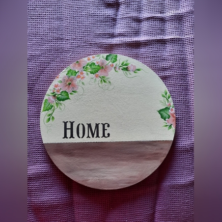 שלט עץ עגול לכניסה פרחים מצוירים בצבעי אקריל