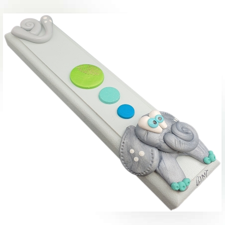 בית מזוזה מעץ עם עיטורים מחימר פולימרי- פיל