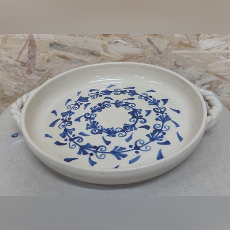 צלחת הגשה לבנה מצוירת בעבודת אובניים