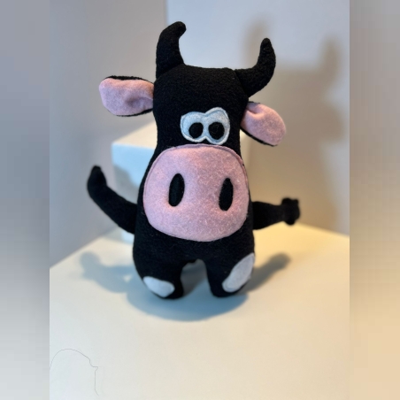 בובת פרה שחורה ורודה בעבודת יד