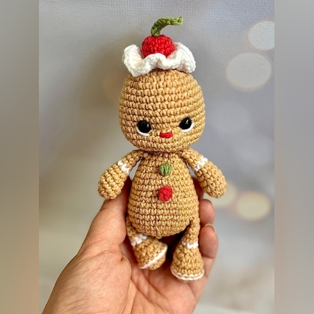 בובת ג׳ינג׳רברד סרוגה בעבודת יד