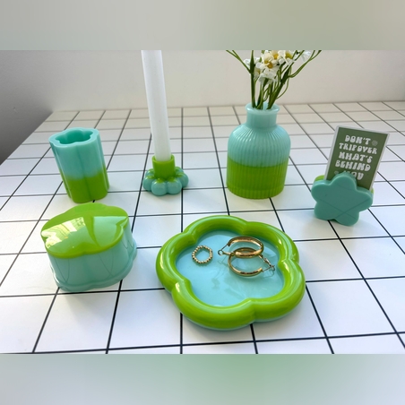 מארז נוי בעבודת יד עשוי מאפוקסי עם פיגמנטים בגווני ירוק ותכלת