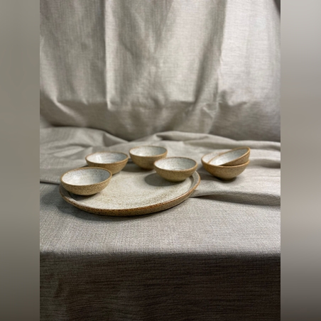 צלחת הגשה לבנה מנוקדת עם 6 צלוחיות