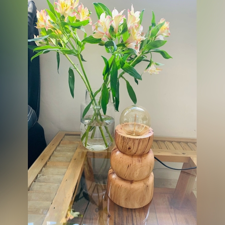 מנורת אוירה חרוטה מעץ פקאן בעבודת יד