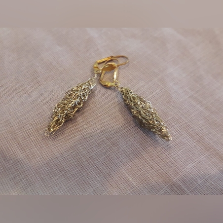 עגיל טיפה סרוג בצבע זהב