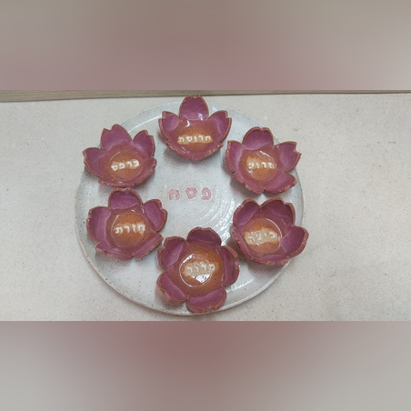 צלחת פסח לבנה עם קעריות פרחים -סאקורה