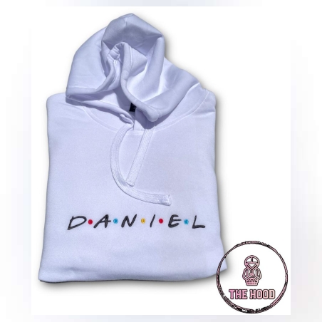 קפוצ'ון עם רקמת שם בסגנון 'חברים'