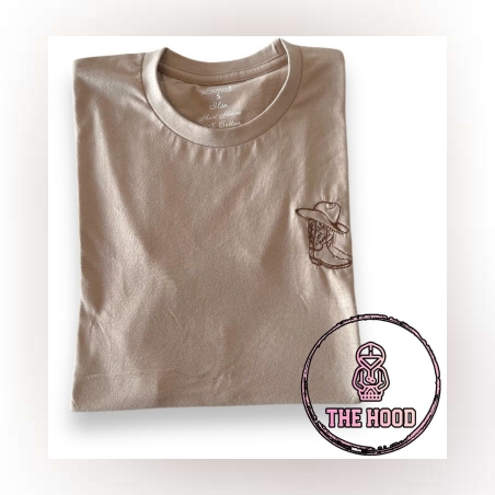 חולצת טישרט עם רקמת מגפיים וכובע