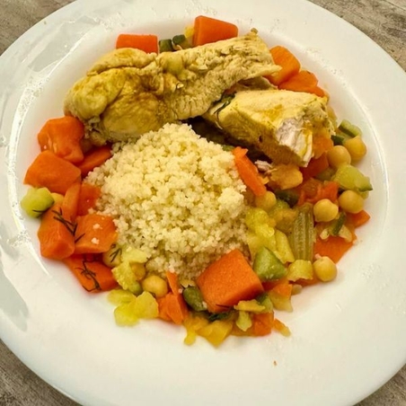 נתחי עוף מרק ירקות וקוסקוס