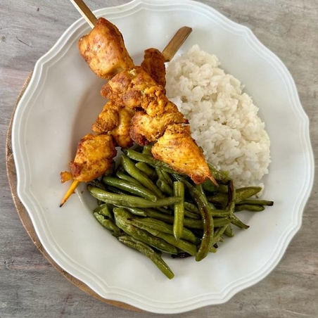 שיפודי פרגית, שעועית ירוקה ואורז בסמטי