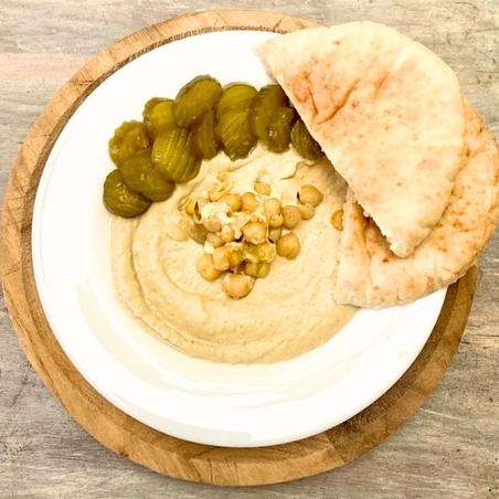 חומוס מונבט עם פיתה וחמוצים