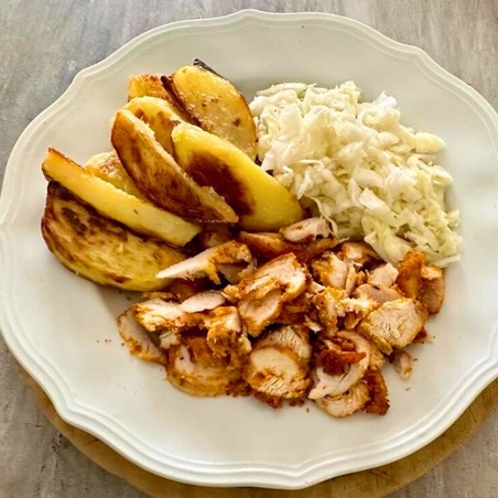 שווארמה, צ׳יפס וסלט כרוב