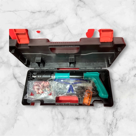 אקדח ניטים מקצועי עם כלים וכולל 20 י״ח ניטים במזוודה