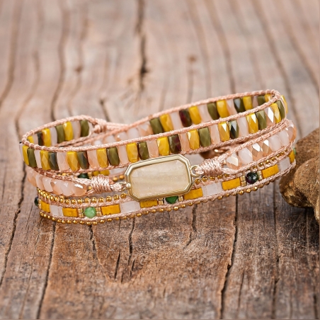 צמיד שכבות בעבודת יד עם מונסטון, אניולייט וקריסטלים, חרוזי מיאוקי וטילה, שרשרת פליז מוזהבת בגווני לבן, ירוק וזהב