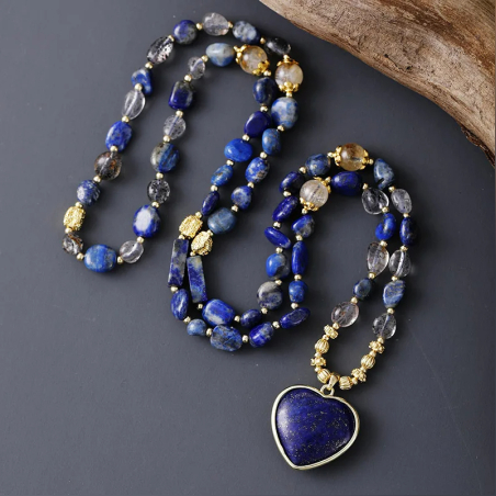 שרשרת לאריאט בעבודת יד עם חרוזי לפיס לזולי ותליון לב מלוטש מאבן חן טבעית.