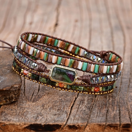 צמיד שכבות בעבודת יד עם אבני אניולייט וטורקיז אפריקאי, חרוזי מיאוקי ושרשרת פליז מוזהבת בגוונים ירוקים וזהובים