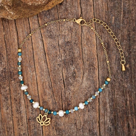 צמיד קרסול בעבודת יד עם אבני אפטייט כחולות ופנינים טבעיות בגימור גולמי, בשילוב חרוזים יפניים בגווני תכלת ולבן, טאסל ואבן שקופה