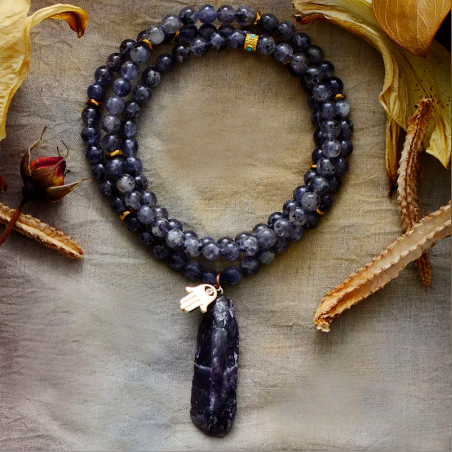 שרשרת רוחנית בעבודת יד עם 108 חרוזי איוליט טבעי, תליון קריסטל גולמי וקמע חמסה זהוב, על רקע טבעי