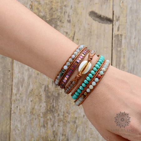 צמיד כריכה עם קונכייה טבעית ואבני אמזונייט ואגת טחב