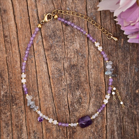 צמיד קרסול בעבודת יד עם אבני אמטיסט, לברדורייט וג'ייד, בשילוב חרוזים יפניים מוזהבים ולבנים, תליונים עדינים ועיצוב בוהמייני נשי