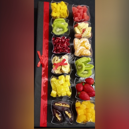 פלטת פירות טריים בכוסיות