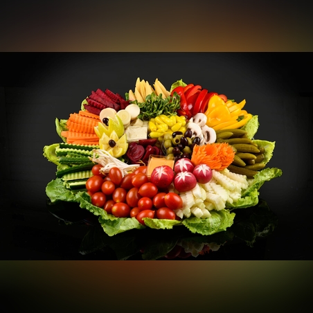 מגש ירקות טריים עם מטבלים מיוחדים קוטר 40