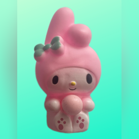 דמות מחזיקה כדור