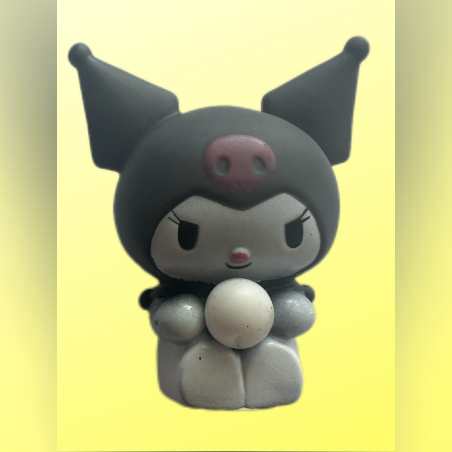 דמות מחזיקה כדור