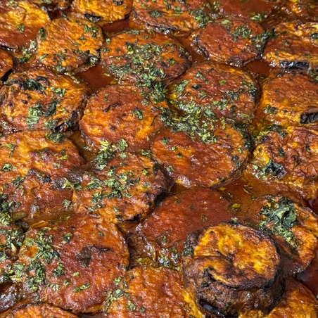 מוסקה חציל במילוי בשר ברוטב עגבניות