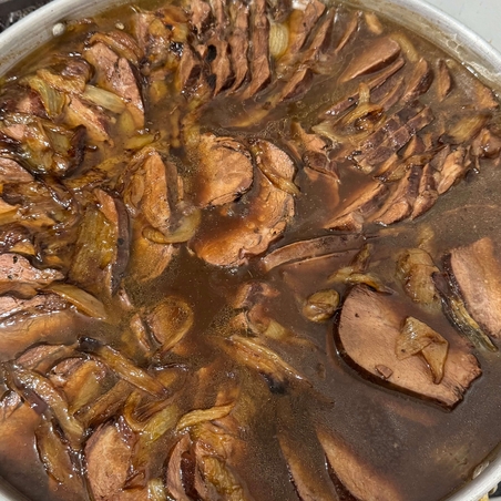 Sliced tongue with caramelized onions