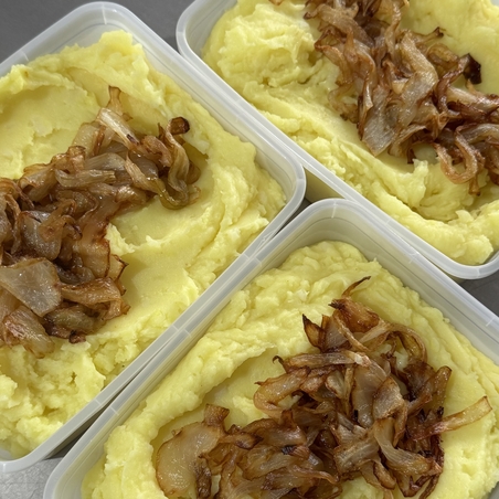 Mashed potatoes with fried onions on top