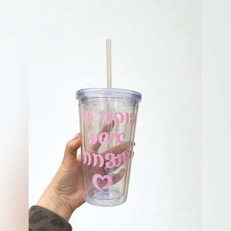 כוס מעוצבת עם דופן כפולה וקש שקוף