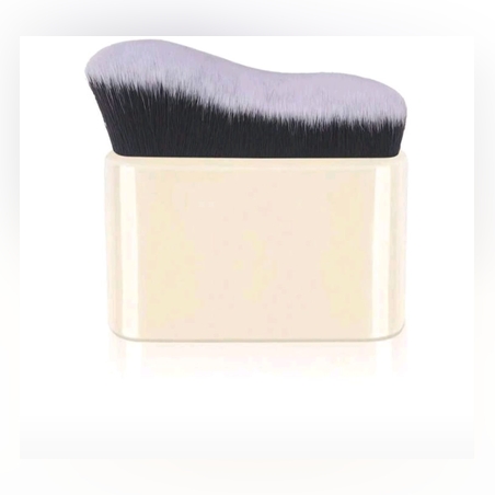 Flat Kabuki Brush – מברשת קבוקי שטוחה לאיפור ושיזוף