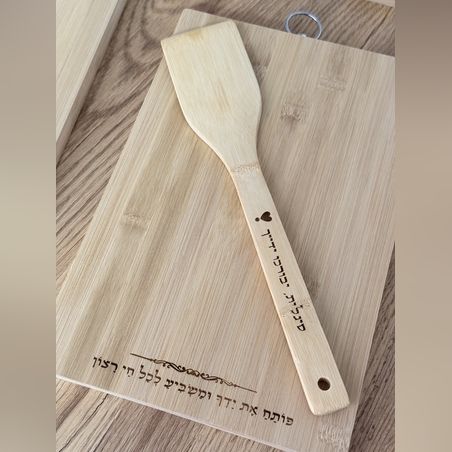 קרש חיתוך עם חריטה