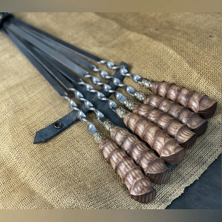 שיפודי נירוסטה יוקרתיים עם ידית קרן עץ – מארז עור פרימיום!