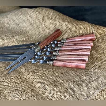 מארז עור שיפודי נירוסטה כולל מזלג להורדת בשר ידית קונוס