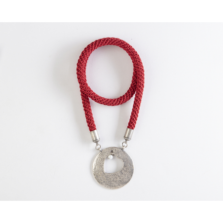שרשרת אדומה סרוגה עם תליון כסף עגול עם לב ופנינה | דגם יערה