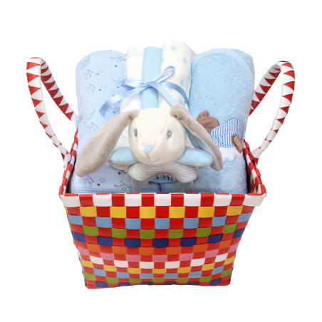 10# - מתנה לתינוק המאושר : שמיכה, קפוצ'ון מגבת, שלישיית חיתולי טטרה ורעשן טבעת בסל צבעוני קלוע