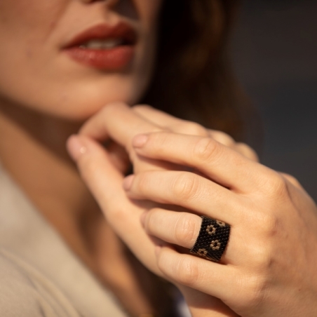 דגם שחר | טבעת חרוזים שזורה בצורת פרחים | טבעת שחור & זהב
