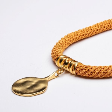 שרשרת כתומה סרוגה עם תליון דמוי טיפה מצופה זהב | דגם אדוה