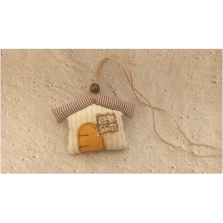 בית בודד תפור מבד במילוי אקרילן עם חרוז עץ