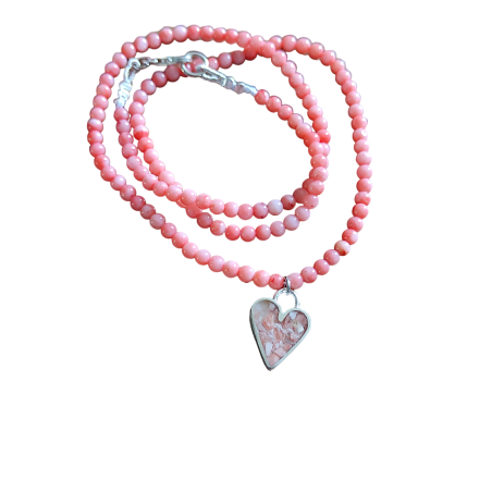מחרוזת קורל עדינה עם לב קורל. A delicate coral necklace with a coral heart.