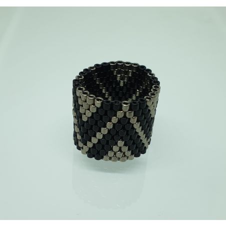 טבעת חרוזים שחורה בשילוב כסף | דוגמת משולשים | דגם שחר