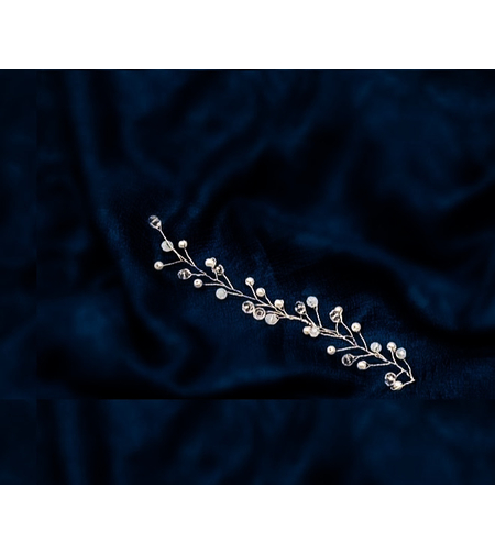 תכשיט שיער עדין ואלגנטי עם קריסטלים כחולים ואבני פנינה