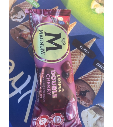 מגנום עם פירות יער עם דובדבן