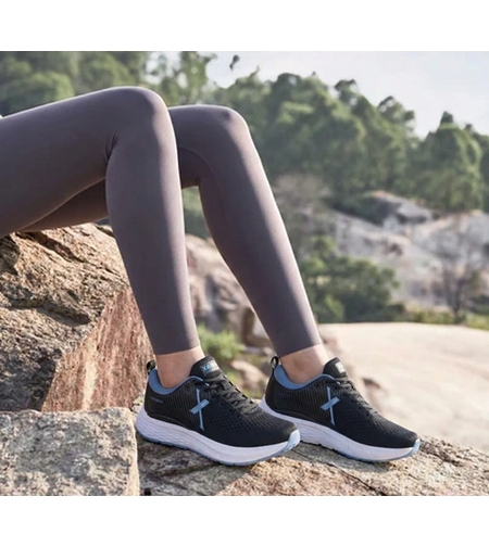 Xelero נשים דגם Steadfast שחור