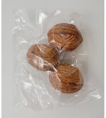 שקית צלופן עם 3 אגוזים